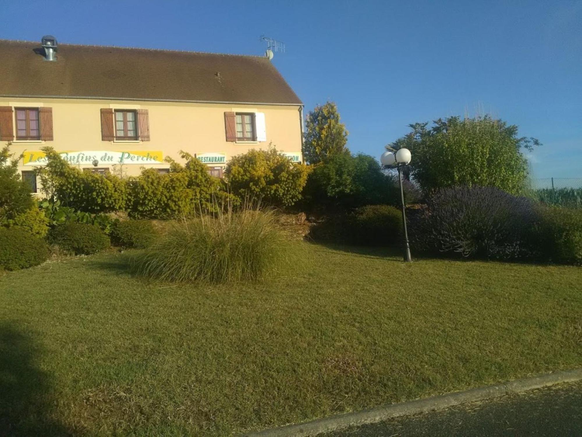 Logis hôtel Les Confins du perche Sceaux-sur-Huisne Exterior foto