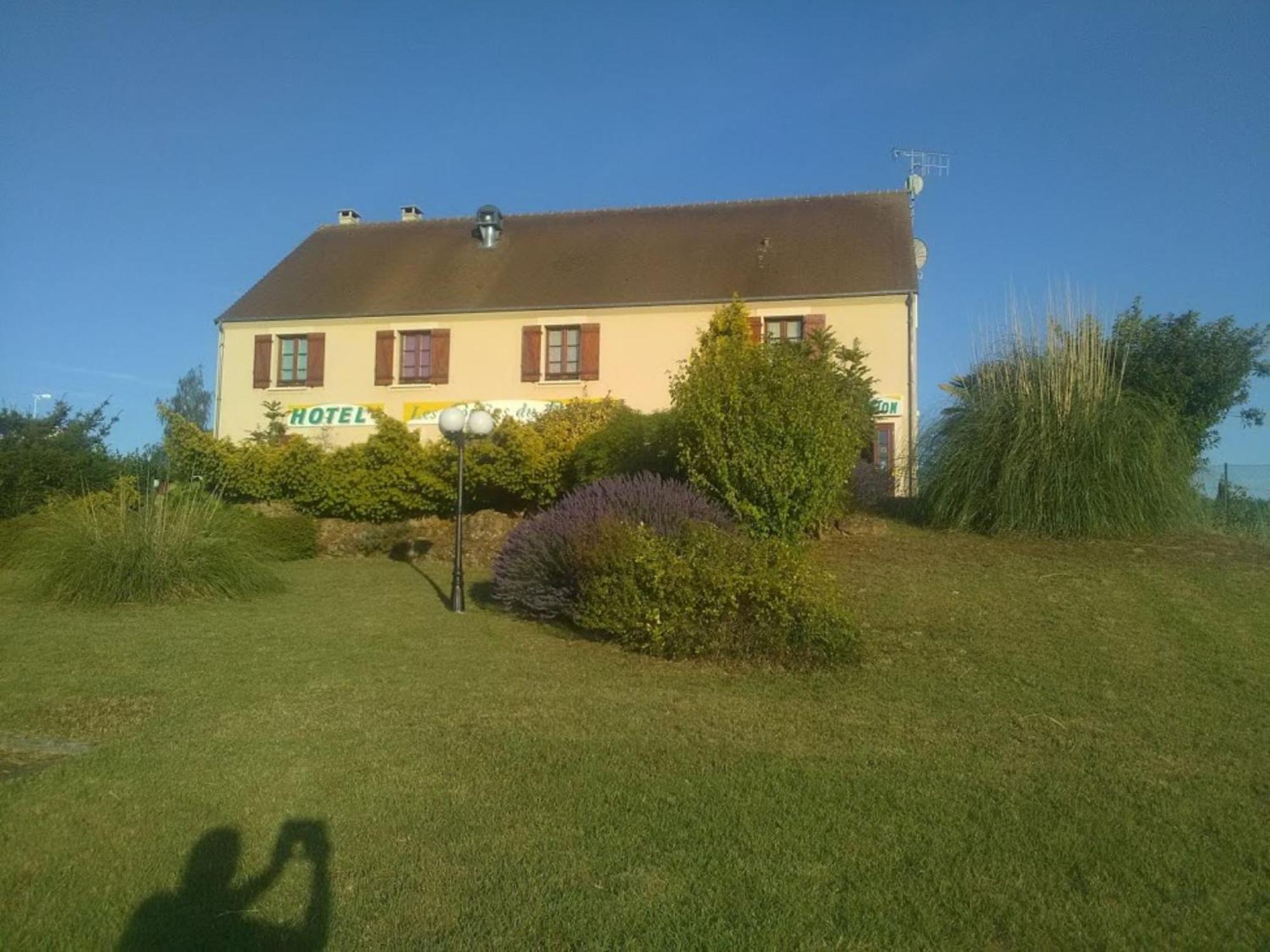 Logis hôtel Les Confins du perche Sceaux-sur-Huisne Exterior foto
